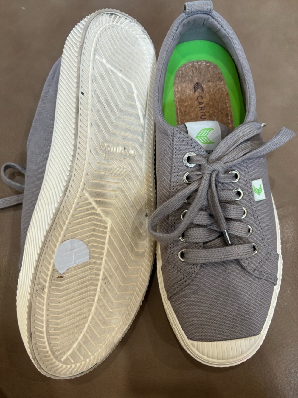 Cariuma Women’s Gray Canvas Low-Top minimalist Sneakers - Picture 4 of 7